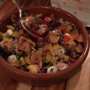 Pulpo con Tomatitos, queso de cabra y chicharron
