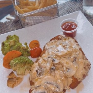 Milanesa de pollo con crema de hongos