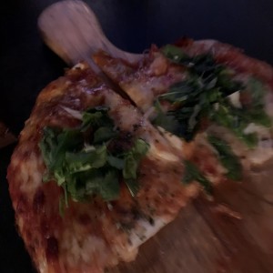 pizza con trufa y rugula