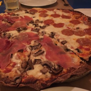 pizza de peperoni y de prociutto