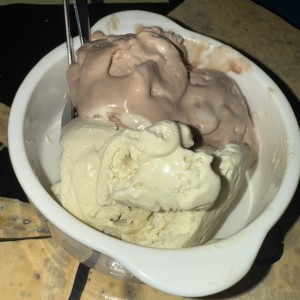 Helado de vainilla y chocolate 
