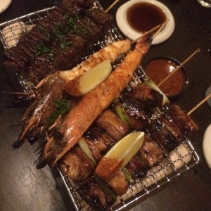 pinchos de carne, camaron y pollo