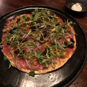 tuna pizza con salsa aparte