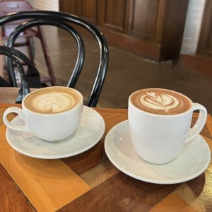 Cappuccino y hot chocolate