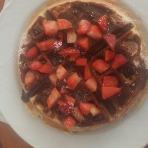 waffles con fresas y chocolate