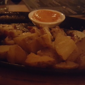 pulpo a la parrilla con salsa de pimientos