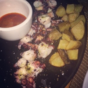 Pulpo a la parilla con papas