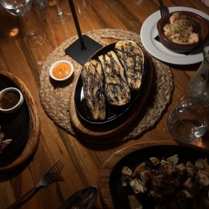 Berenjena a la parrilla con aceite de oliva 