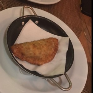 Empanada de carne, huevo y aceitunas. jugosas y deliciosas (las recomiendo).