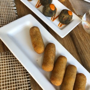 croquetas de pulpo y croquetas de jamon