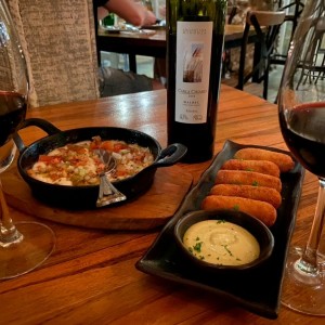 Entradas: provolone y croquetas