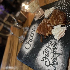 Creppes con dulce de Leche y una bolita de Helado