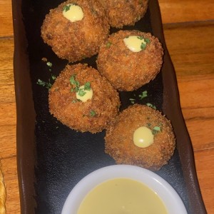 Croquetas de pulpo en tinta de calamar