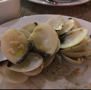 Las almejas tan deliciosas que nos olvidamos de la foto antes de comerlas.
