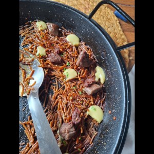 Fideua de carne all i oli