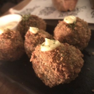 Croquetas de pulpo en tinta de calamar