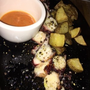 Pulpo a la parrilla y papas
