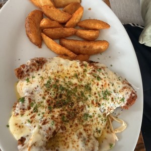 Milanesa de pollo a la napolitana con patatas fritas