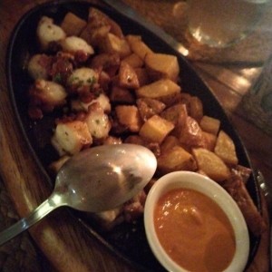 Pulpo a la parrilla con patata nacional y salsa Santa Rita