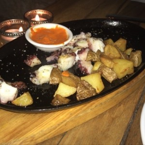 Pulpo a la parrilla con papas