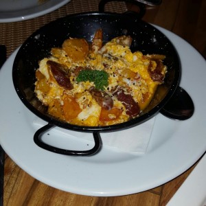 Huevos estrellados con chistorra