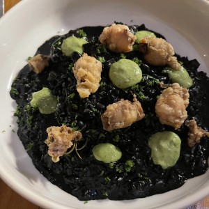 Arroz negro de mariscos con all i oli