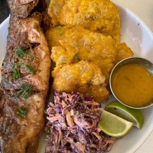 Pescado Frito con salsa de marisco