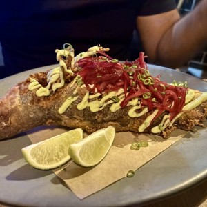 Pescado entero frito