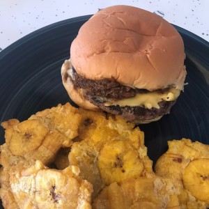 burger con carne de res y cerdo y patacones