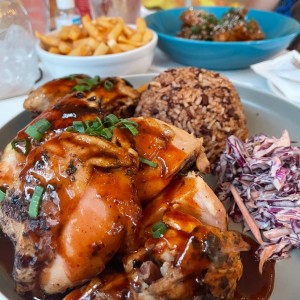 Jerk Chicken (1/2) con Arroz con Coco y al fondo, las alitas deliciosas.