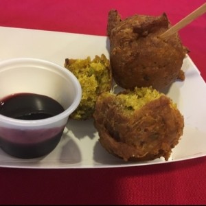 torrejitas de bacalao con salsa aparte.