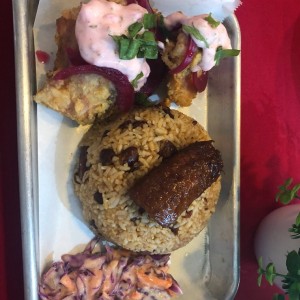 arroz con coco filete de pescado y ensalada