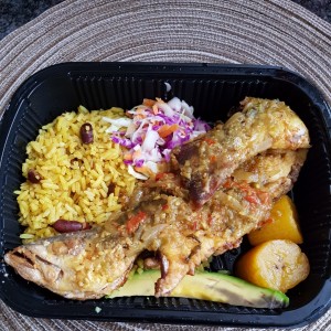 pescado frito. Arroz con coco.