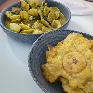 Almejas con Patacones