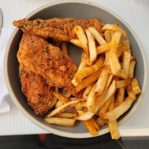 Dedos de pollo y papas fritas 