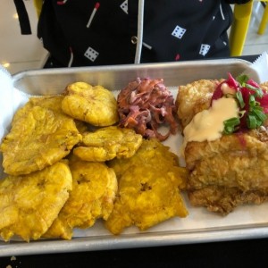 Pescado Frito con Patacones