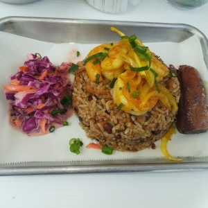 el arroz con frijoles y pedazos de cerdo