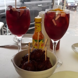 SANGRIA CON CROQUETAS DE BACALAO