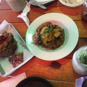 pesca del dia con arroz de frijoles y coco. 