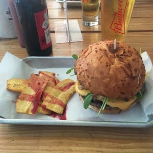 Excelente hamburguesa La Journey