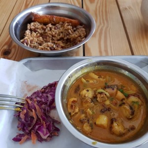 Pulpo con arroz con coco y frijoles