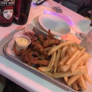 fish fingers con papas fritas