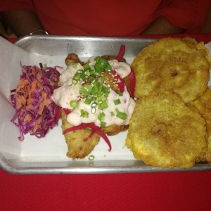 filete de pescado con patacones