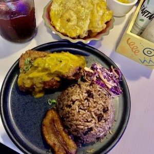 Corvina con arroz con coco y frijoles