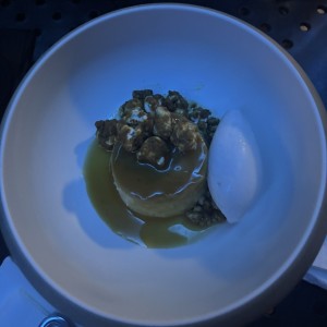 Postre de chicheme con helado de pipa