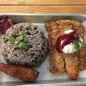 pesca del dia ( dorado) con arroz con coco y frijolitos
