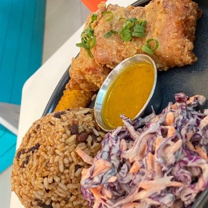 Filete de pescado con arroz con coco y frijol