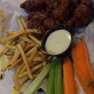 wings en salsa honey bbq con papas