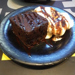 Brownie con helado