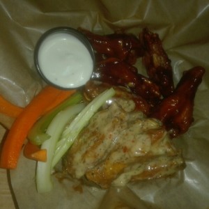 Wings en salsas ajo parmesano y honey bbq
